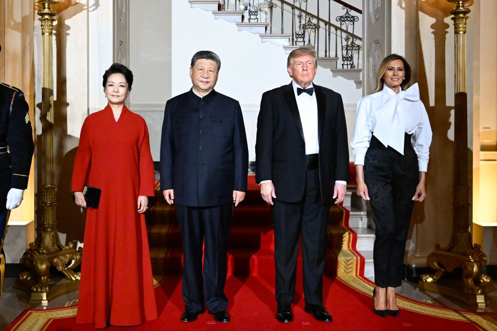El presidente chino, Xi Jinping, y su esposa, Peng Liyuan, junto con el presidente estadounidense, Donald Trump, y su esposa, Melania Trump, posan para una fotografía grupal mientras asisten a un banquete de bienvenida, en la Casa Blanca, en Washington D. C., Estados Unidos, el 24 de septiembre de 2026. (Xinhua/Shen Hong)