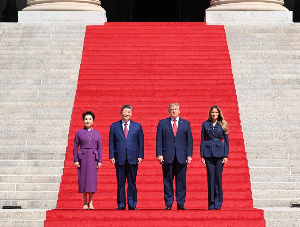 El presidente chino, Xi Jinping, y su esposa, Peng Liyuan, visitan los Archivos Nacionales de Estados Unidos, en compañía del presidente estadounidense, Donald Trump, y su esposa, Melania Trump, después de su charla tomando el té, en Washington D. C., Estados Unidos, el 25 de septiembre de 2026. El presidente chino, Xi Jinping, y su esposa, Peng Liyuan, charlaron el viernes tomando el té con el presidente estadounidense, Donald Trump, y su esposa, Melania Trump. (Xinhua/Li Xiang)