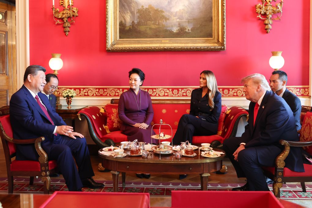 Xi y Peng Liyuan charlan tomando el té con Trump y su esposa
