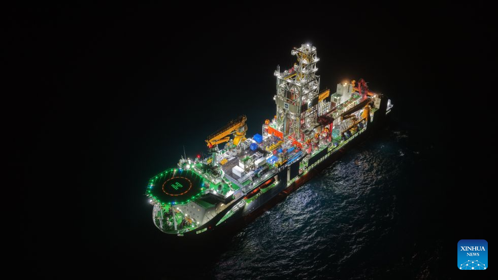 Vista aérea tomada con un dron el 28 de julio de 2026 del buque chino de perforación oceánica Mengxiang realizando una operación por la noche. El buque chino de perforación oceánica Mengxiang ha establecido un récord nacional en perforación en aguas profundas, elevando su capacidad hasta el nivel de los 5.000 metros, tras obtener muestras de basalto de la cuenca del Mar Meridional de China, informó el lunes el Ministerio de Recursos Naturales. Esto marca la entrada de China en las filas internacionales avanzadas en capacidad de operación de perforación en aguas profundas, según el ministerio. (Xinhua/Zhang Fatao)