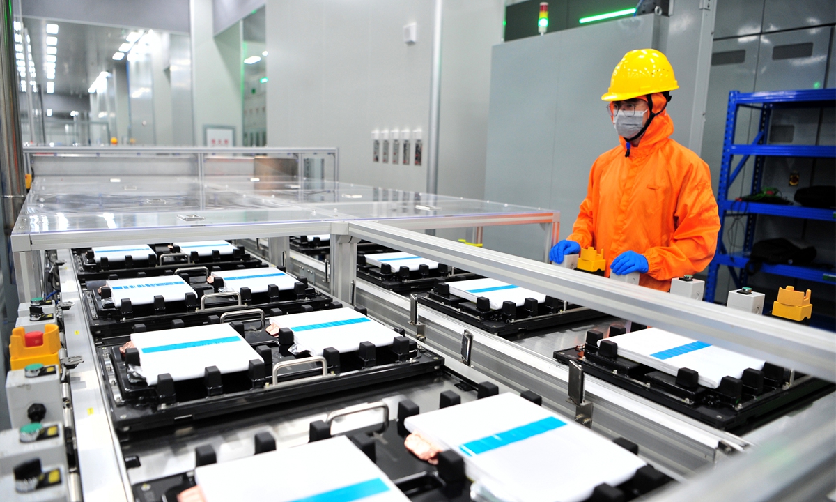 Un trabajador supervisa celdas de batería de litio en una línea de producción que pertenece a la recién inaugurada segunda fase del parque industrial de baterías de 80 gigavatios-hora de Cornex New Energy en Yichang, provincia de Hubei, 9 de agosto del 2026. (Foto: VCG)