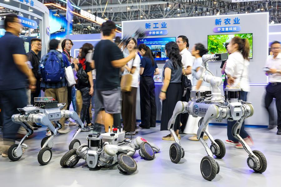 Personas visitan el área de exhibición de inteligencia artificial en la 5ª Exposición Mundial de Comercio Digital (GDTE, por sus siglas en inglés), en Hangzhou, en la provincia de Zhejiang, en el este de China, el 24 de septiembre de 2026. (Xinhua/Jiang Han) 