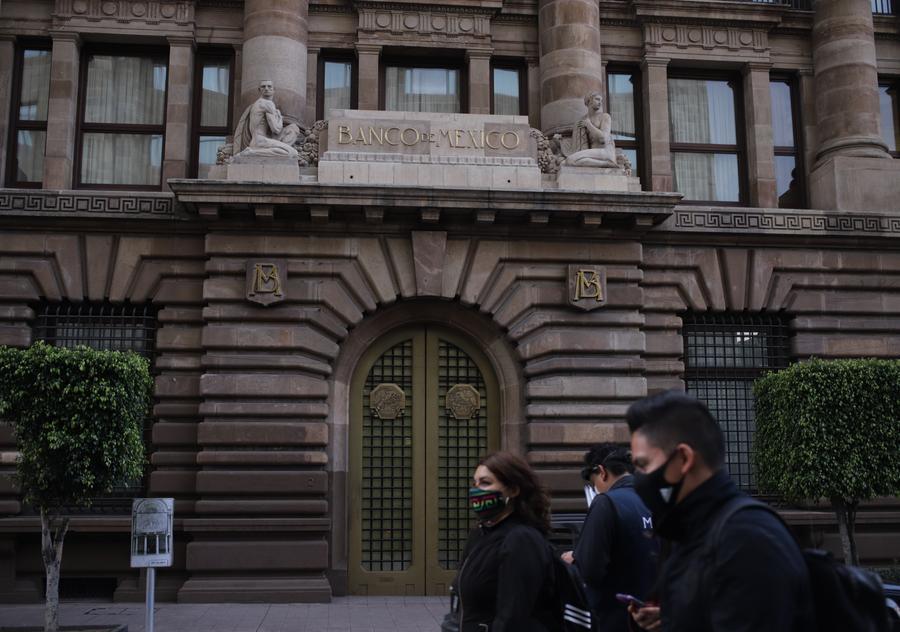 Personas caminan frente a la sede del Banco de México (Banxico), en la Ciudad de México, capital de México, el 26 de agosto de 2020.  (Xinhua/Sunny Quintero) 