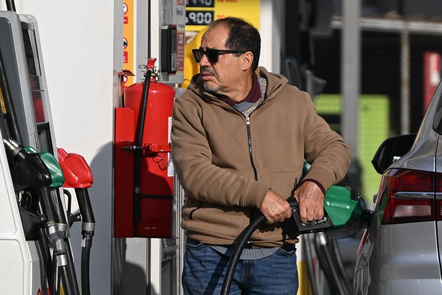 Imagen del 12 de mayo de 2026 de un hombre reabasteciendo de combustible un vehículo en una estación de servicio, en Santiago, capital de Chile. (Xinhua/Jorge Villegas) 