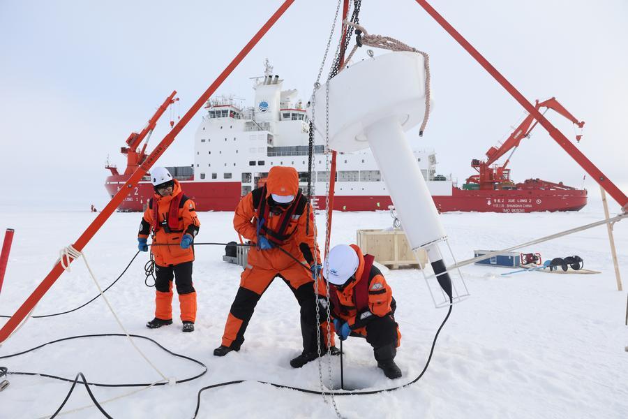 Miembros del equipo de la 16ª expedición científica de China al Océano Ártico trabajan sobre una superficie de hielo, el 9 de agosto de 2026. (Xinhua/Wen Jinghua)