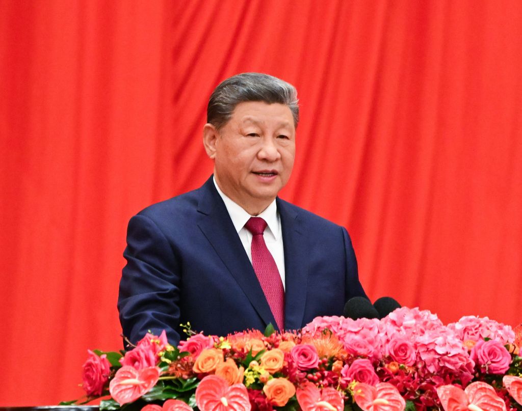 El presidente chino, Xi Jinping, también secretario general del Comité Central del Partido Comunista de China y presidente de la Comisión Militar Central, pronuncia un importante discurso en una recepción para celebrar el 77º aniversario de la fundación de la República Popular China, en el Gran Palacio del Pueblo, en Beijing, capital de China, el 30 de septiembre de 2026. (Xinhua/Xie Huanchi)