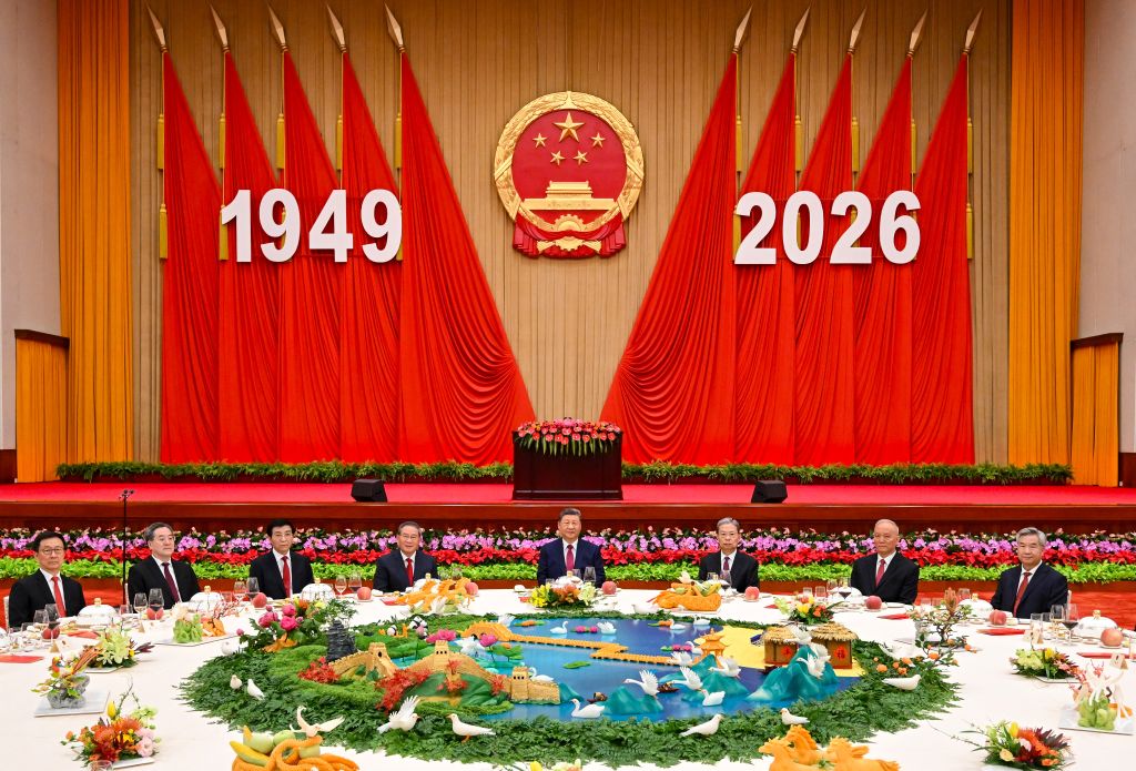 Los líderes del Partido Comunista de China y del Estado Xi Jinping, Li Qiang, Zhao Leji, Wang Huning, Cai Qi, Ding Xuexiang, Li Xi y Han Zheng, asisten a una recepción para celebrar el 77º aniversario de la fundación de la República Popular China junto con unos 800 invitados, en el Gran Palacio del Pueblo, en Beijing, capital de China, el 30 de septiembre de 2026. (Xinhua/Yan Yan) 