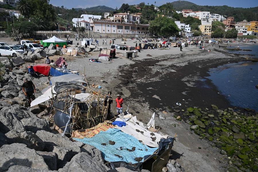 Imagen del 15 de agosto de 2026 de refugios provisionales construidos por migrantes irregulares, en Ceuta, España. (Xinhua/Cheng Min)