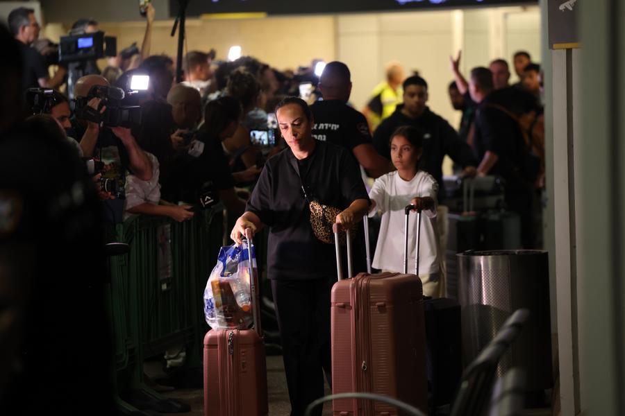 Pasajeros de un vuelo de Flydubai que realizó un aterrizaje de emergencia en Arabia Saudita llegan al aeropuerto Ben Gurión, en las afueras de Tel Aviv, Israel, el 30 de septiembre de 2026. (Xinhua/Jamal Awad)