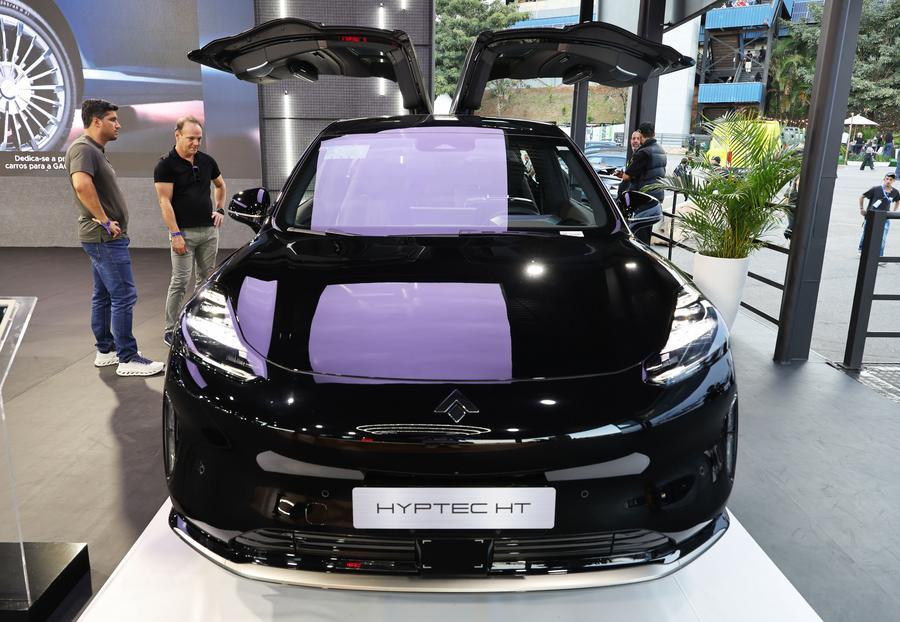 Imagen del 27 de agosto de 2026 de visitantes observando un vehículo eléctrico del fabricante de automóviles chino GAC, en la Edición de Automóviles del Festival de Interlagos 2026, en Sao Paulo, Brasil. (Xinhua/Jin Haoyuan)