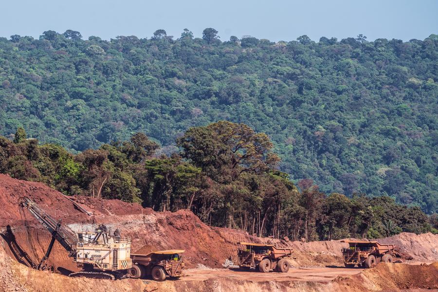 Imagen de archivo del 3 de agosto de 2023 de vehículos de ingeniería en la mina de Carajas, una de las minas de mineral de hierro más grandes del mundo, en el estado de Para, en Brasil. (Xinhua/Wang Tiancong) 