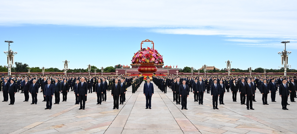 Xi rinde homenaje a los héroes nacionales en el Día de los Mártires