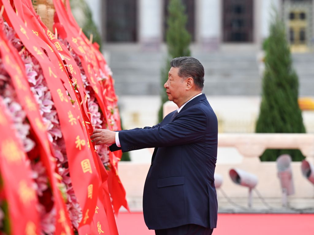 El presidente chino, Xi Jinping, endereza la cinta de una canasta de flores durante una ceremonia para presentar ofrendas florales a los héroes nacionales caídos, en la Plaza de Tian'anmen, en Beijing, capital de China, el 30 de septiembre de 2026. Xi Jinping y otros líderes del Partido Comunista de China y del Estado incluyendo a Li Qiang, Zhao Leji, Wang Huning, Cai Qi, Ding Xuexiang, Li Xi y Han Zheng, asistieron a la ceremonia el miércoles. El evento se realizó para conmemorar el Día de los Mártires. El homenaje se realiza el 30 de septiembre, un día antes del Día Nacional, y la fecha conmemora a quienes dieron sus vidas por la independencia y prosperidad del país. (Xinhua/Xie Huanchi)