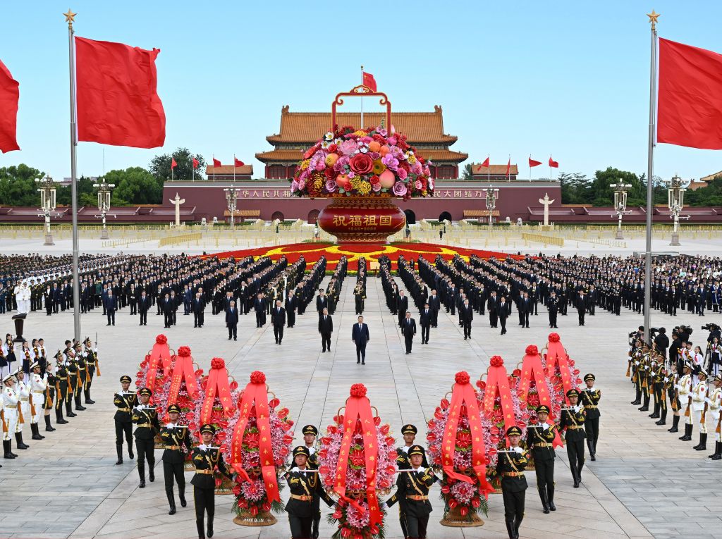 El presidente chino, Xi Jinping, y otros líderes del Partido Comunista de China y del Estado incluyendo a Li Qiang, Zhao Leji, Wang Huning, Cai Qi, Ding Xuexiang, Li Xi y Han Zheng, asisten a una ceremonia para presentar ofrendas florales a los héroes nacionales caídos, en la Plaza de Tian'anmen, en Beijing, capital de China, el 30 de septiembre de 2026. El evento se realizó para conmemorar el Día de los Mártires. El homenaje se realiza el 30 de septiembre, un día antes del Día Nacional, y la fecha conmemora a quienes dieron sus vidas por la independencia y prosperidad del país. (Xinhua/Xie Huanchi)