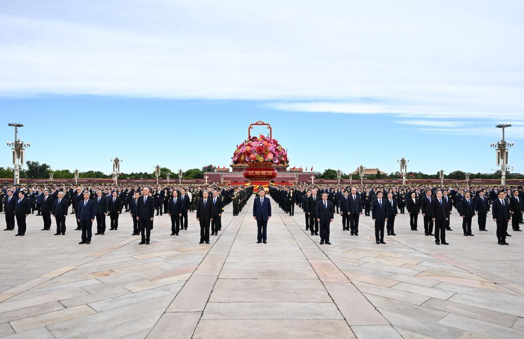 El presidente chino, Xi Jinping, y otros líderes del Partido Comunista de China y del Estado incluyendo a Li Qiang, Zhao Leji, Wang Huning, Cai Qi, Ding Xuexiang, Li Xi y Han Zheng, asisten a una ceremonia para presentar ofrendas florales a los héroes nacionales caídos, en la Plaza de Tian'anmen, en Beijing, capital de China, el 30 de septiembre de 2026. El evento se realizó para conmemorar el Día de los Mártires. El homenaje se realiza el 30 de septiembre, un día antes del Día Nacional, y la fecha conmemora a quienes dieron sus vidas por la independencia y prosperidad del país. (Xinhua/Yan Yan)