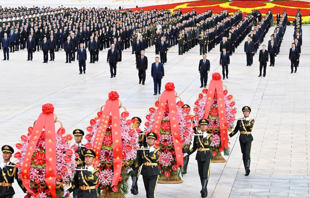 El presidente chino, Xi Jinping, y otros líderes del Partido Comunista de China y del Estado incluyendo a Li Qiang, Zhao Leji, Wang Huning, Cai Qi, Ding Xuexiang, Li Xi y Han Zheng, asisten a una ceremonia para presentar ofrendas florales a los héroes nacionales caídos, en la Plaza de Tian'anmen, en Beijing, capital de China, el 30 de septiembre de 2026. El evento se realizó para conmemorar el Día de los Mártires. El homenaje se realiza el 30 de septiembre, un día antes del Día Nacional, y la fecha conmemora a quienes dieron sus vidas por la independencia y prosperidad del país. (Xinhua/Shen Hong)