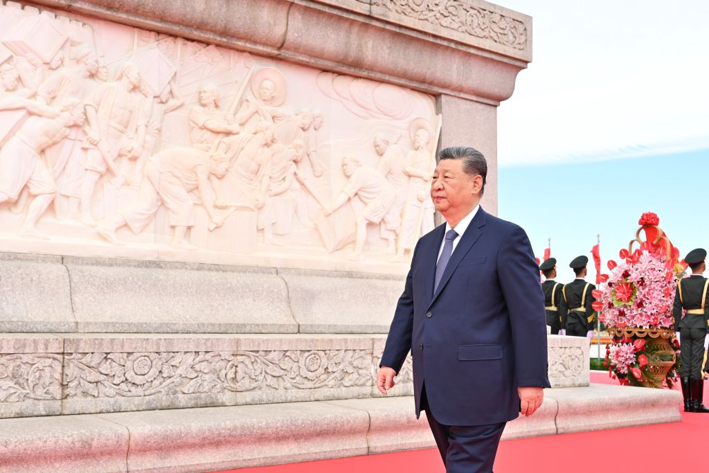  El presidente chino, Xi Jinping, camina alrededor del Monumento a los Héroes del Pueblo para rendir tributo durante una ceremonia para presentar ofrendas florales a los héroes nacionales caídos, en la Plaza de Tian'anmen, en Beijing, capital de China, el 30 de septiembre de 2026. Xi Jinping y otros líderes del Partido Comunista de China y del Estado incluyendo a Li Qiang, Zhao Leji, Wang Huning, Cai Qi, Ding Xuexiang, Li Xi y Han Zheng, asistieron a la ceremonia el miércoles. El evento se realizó para conmemorar el Día de los Mártires. El homenaje se realiza el 30 de septiembre, un día antes del Día Nacional, y la fecha conmemora a quienes dieron sus vidas por la independencia y prosperidad del país. (Xinhua/Yue Yuewei)