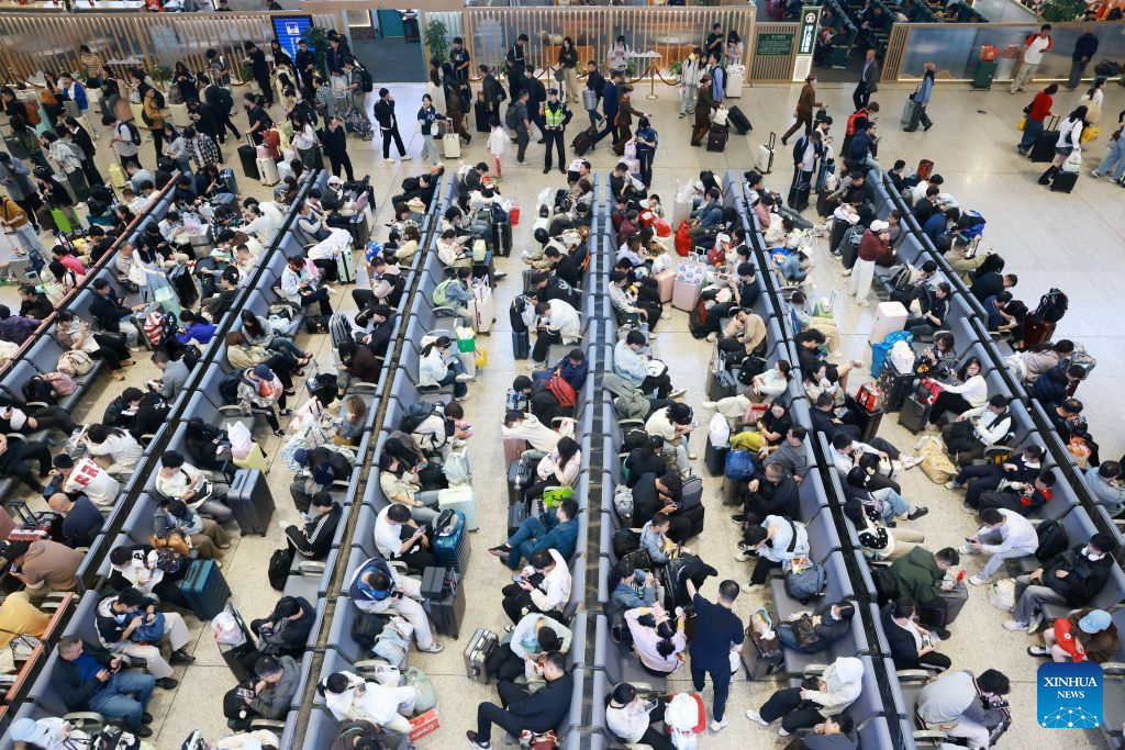 Aumentan los flujos de viajeros de regreso en toda China al finalizar las vacaciones del Día Nacional