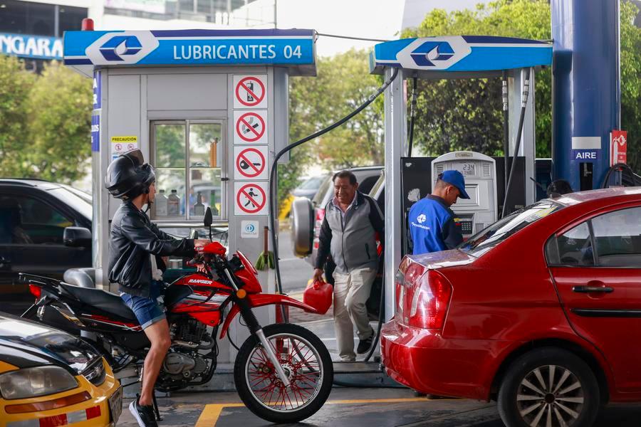 Presidente Noboa anuncia nueva reducción de precios de gasolinas y diésel en Ecuador