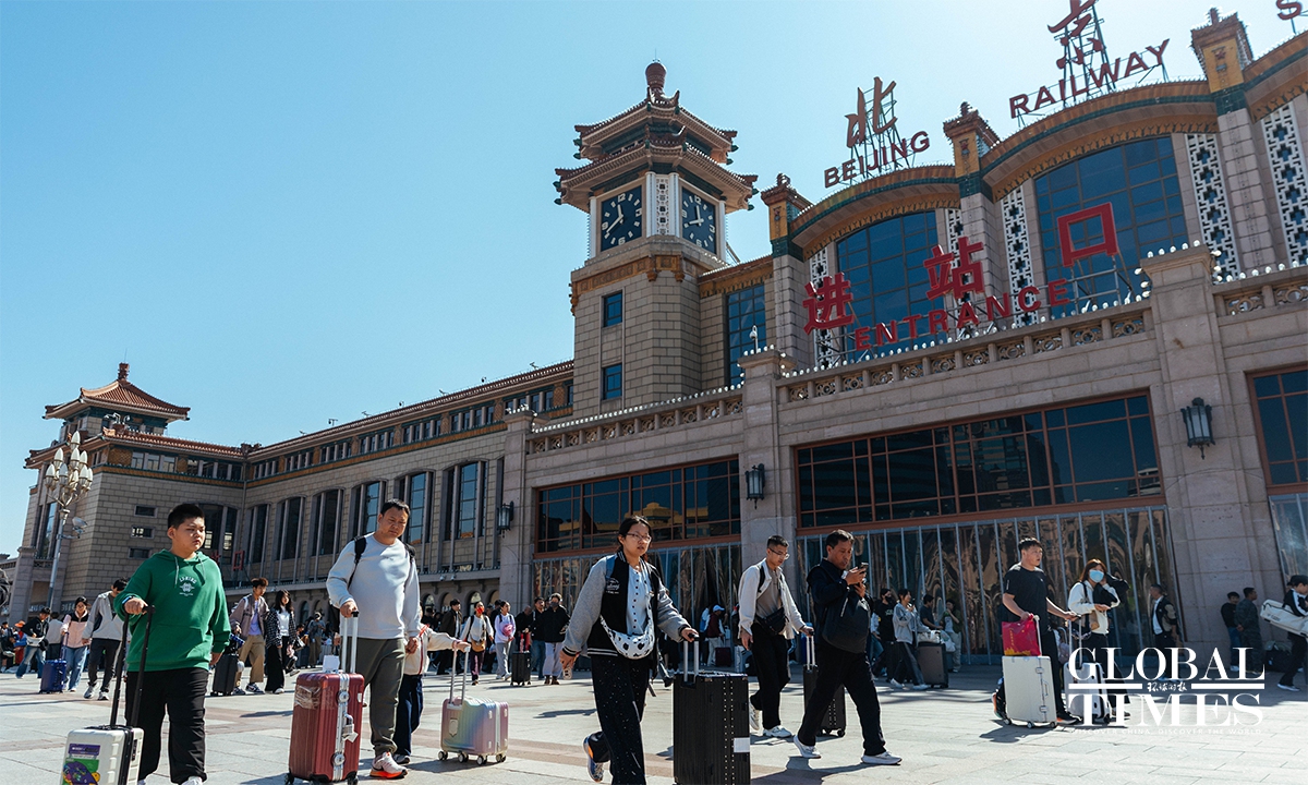 Los ferrocarriles de China registran más de 250 millones de viajes de pasajeros durante el Festival del Medio Otoño y las vacaciones del Día Nacional