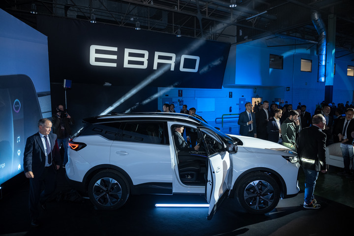 La imagen, captada el 23 de noviembre de 2024 en la Zona Franca de Barcelona, España, muestra un vehículo del primer modelo de fabricación conjunta entre la compañía china Chery Automobile y la española Ebro-EV Motors. (Xinhua)