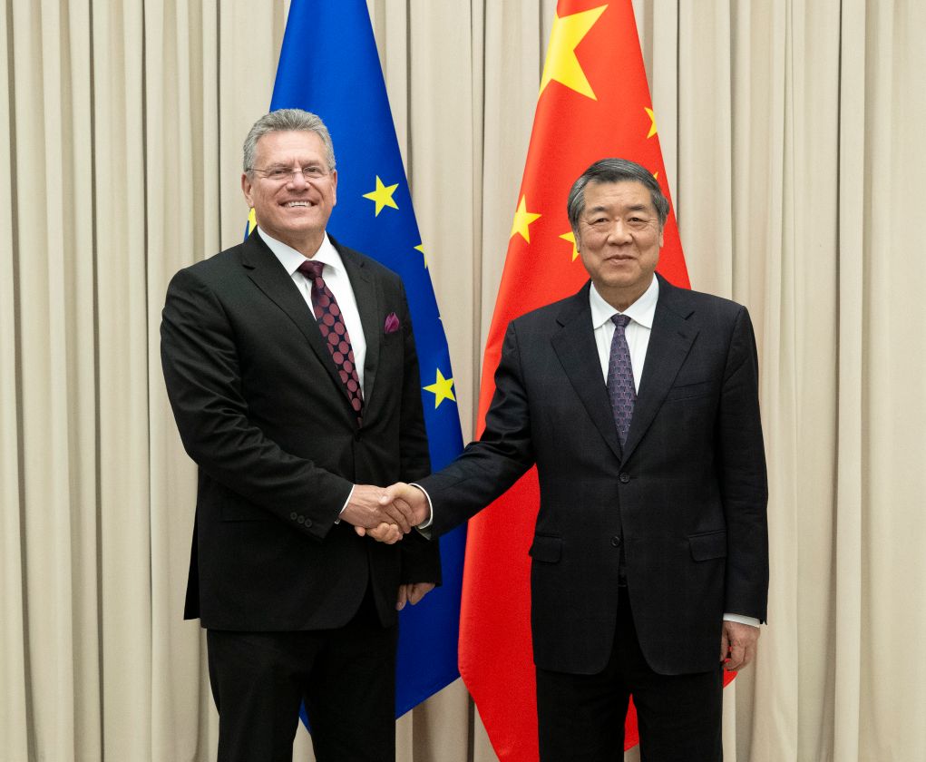 Vicepremier chino se reúne con comisario europeo de Comercio y Seguridad Económica