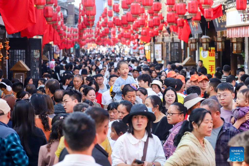 China registra 826 millones de viajes turísticos domésticos durante vacaciones del Día Nacional de 2026