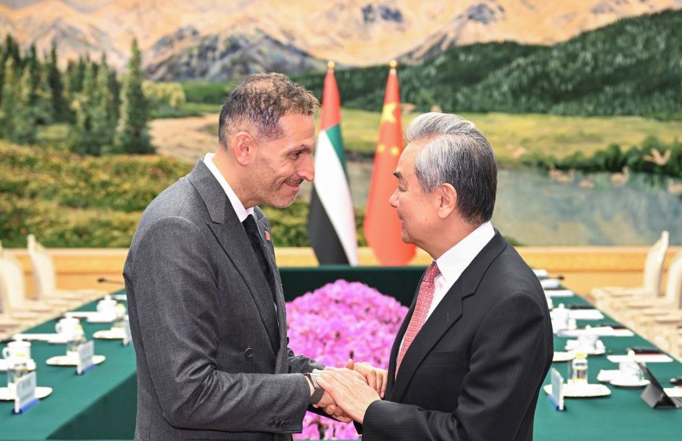 Máximo diplomático de China se reúne con enviado especial de presidente de EAU