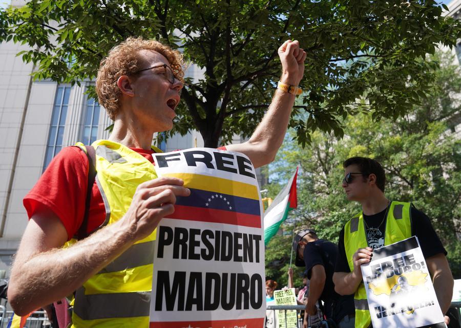 Simpatizantes del presidente venezolano, Nicolás Maduro, protestan frente a un tribunal, en Nueva York, Estados Unidos, el 22 de julio de 2026. (Xinhua/Zhang Fengguo)