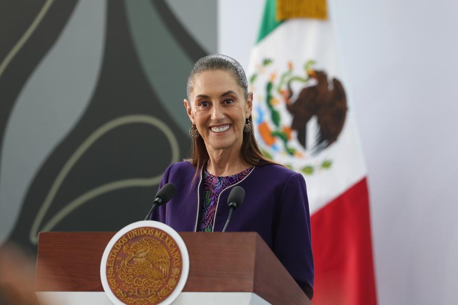 La presidenta mexicana, Claudia Sheinbaum, sonríe durante su conferencia de prensa matutina en la Escuela Secundaria Técnica N° 10 "Artes Gráficas", en la Ciudad de México, capital de México, el 31 de agosto de 2026. (Xinhua/Francisco Cañedo)