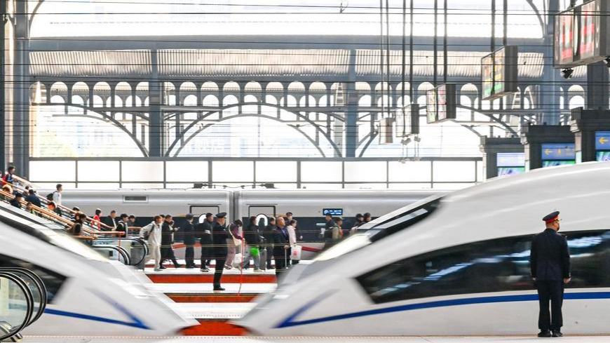 Viajes de pasajeros en ferrocarriles chinos marcan máximo histórico en tres primeros trimestres