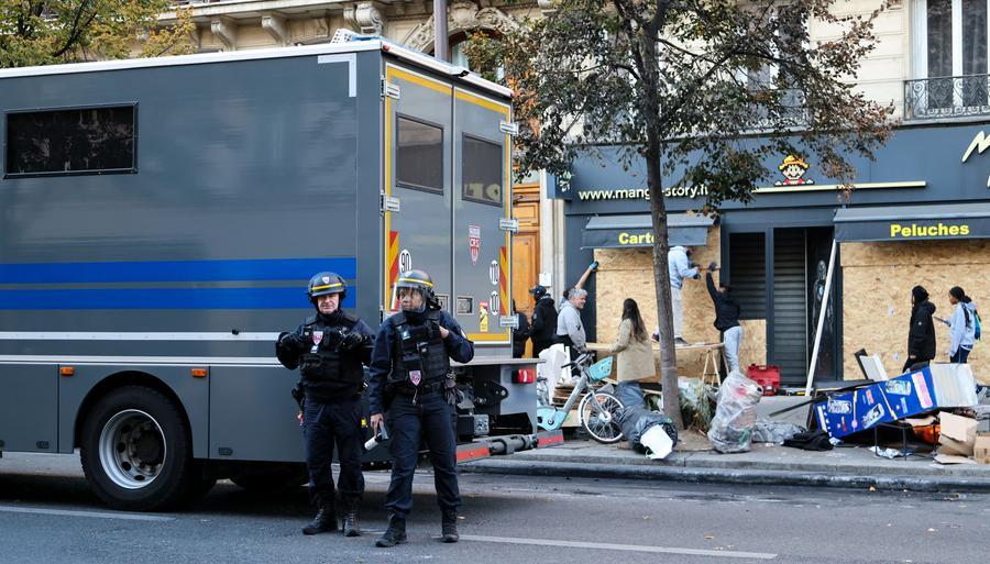 Múltiples ciudades francesas anuncian toque de queda tras fin de semana de protestas violentas