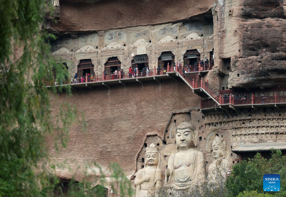 Paisaje otoñal de las Grutas de la Montaña Maiji en el noroeste de China