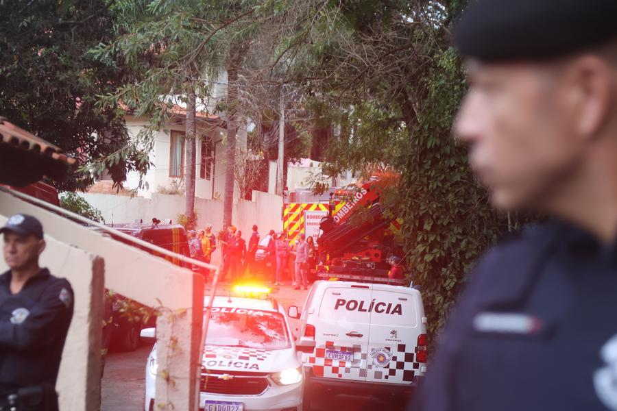 Vehículos policiales son vistos cerca del sitio donde cayó un avión bimotor de la aerolínea regional brasileña Voepass, en Vinhedo, en el estado de Sao Paulo, en el sureste de Brasil, el 9 de agosto de 2024. (Xinhua/Rahel Patrasso)