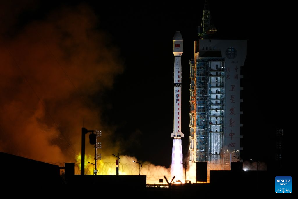 China lanza dos grupos de satélites de teledetección