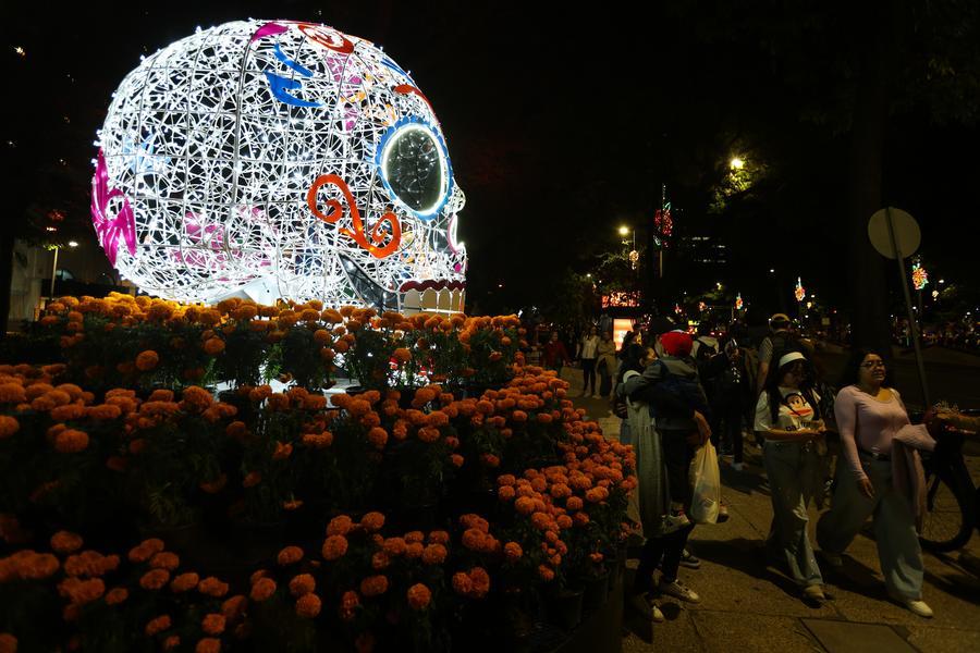 Figuras gigantes devienen en atracción especial en capital mexicana por celebraciones del Día de Muertos