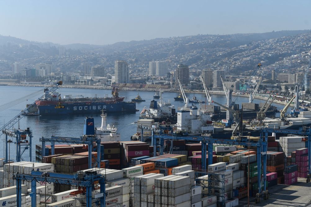 Comienzan a operar vehículo 100% eléctrico de tecnología china para transportar carga en puerto chileno de Valparaíso