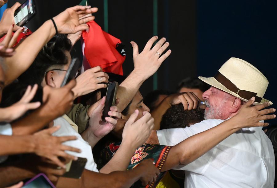 Lula califica como hecho "vergonzoso" salida de Flávio Bolsonaro de Brasil