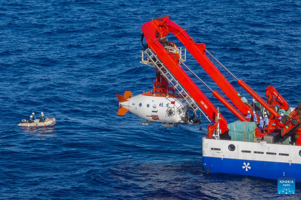 Sumergible tripulado Jiaolong completa recientemente varias pruebas de inmersión a 7.000 metros y regresa a salvo