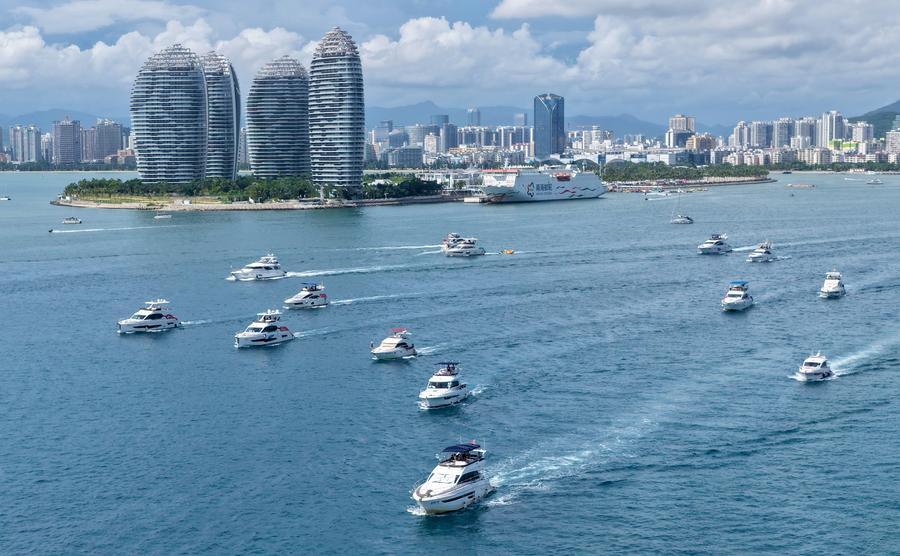 Esta foto aérea del 4 de agosto de 2026 muestra yates turísticos navegando en Sanya, provincia de Hainan, en el sur de China. (Xinhua/Zhao Yingquan)