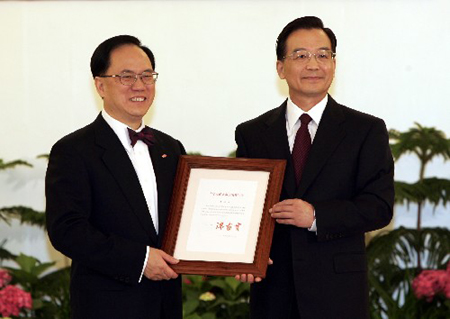 Donald Tsang asumi� el cargo de el jefe ejecutivo de la Regi�n Administrativa Especial de Hong Kong
