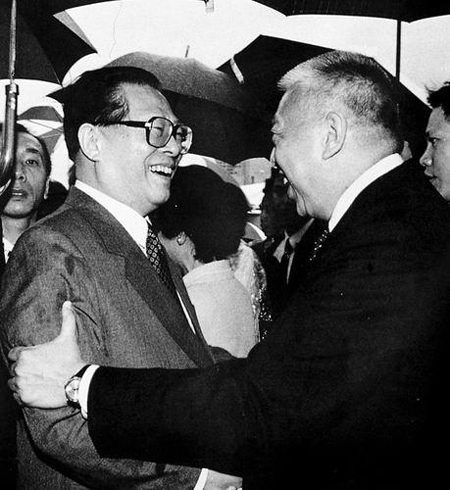 Jiang Zemin se estrech� la mano con Tung Chee-wah 