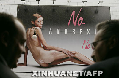 Fotos de una modelo inapetente desnuda de 30 kilos de peso asombra a todo Milán