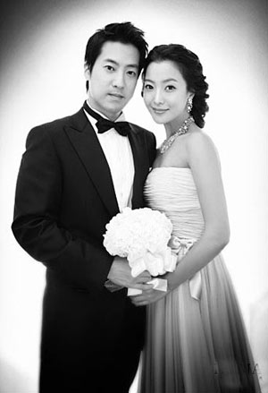 Kim Hee-sun muestra fotos de su vestido de novia
