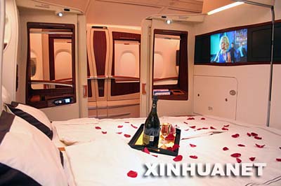 Aeromoza de Singapur Airlines muestra Airbus A380 con 12 compartimientos lujosos