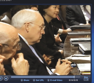 Cheney fue sigilosamente fotografiado cuando dormitaba en una reunión de emergencia en la Casa Blanca