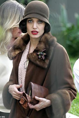 A Angelina Jolie le saltan venas azules sobre las manos, similares a las de una bruja