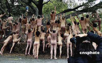 A despecho del frío, voluntarios norteamericanos posan desnudos para una foto de protección medioambiental