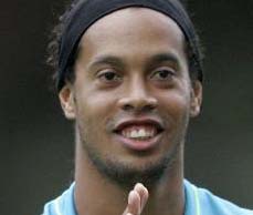 Ronaldinho entrena con una herida en el tobillo para Brasil \r\n\r\n \r\n