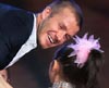 Beckham llega a China, acogido por niñas con besos
